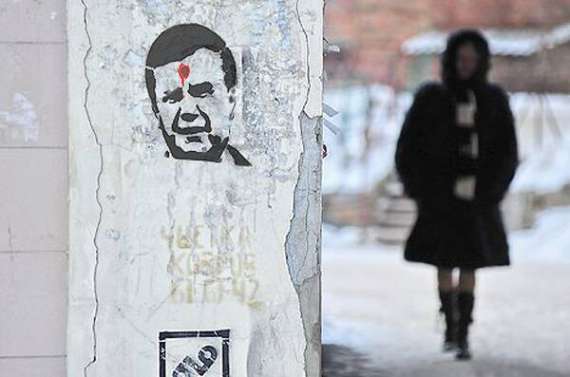 Графіті, за яке засудили чотирьох студентів, досі є на фасаді будинку на вулиці Кірова в Сумах