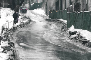 Потік талої води на вулиці Студентській у столиці. 17 січня в Києві було два градуси тепла