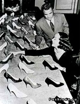 Дизайнер обуви Сальваторе Феррагамо рядом с клиенткой
