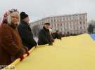 Люди разворачивают флаг Украины 30 на 40 метров