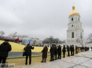 Люди разворачивают флаг Украины 30 на 40 метров