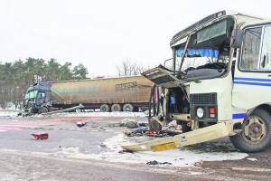 Місце зіткнення рейсового автобуса і вантажівки на об’їзній дорозі Бродів на Львівщині за годину після аварії. Автобус перекинуло на бік, вантажівку знесло на узбіччя. Її водій отримав лише шок