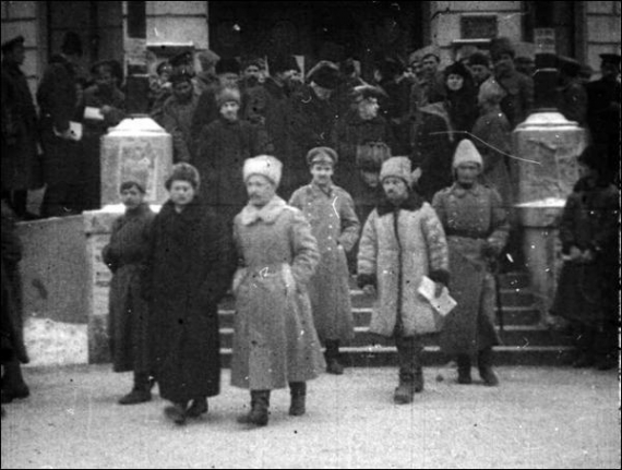 Украинская Центральная Рада заседала в теперешнем Доме учителя на улице Владимирской, 57 в Киеве. Делегаты выходят после одной из сессий, декабрь 1917-го 