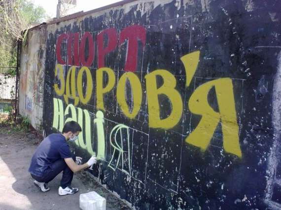 Володимир Никоненко розмальовує сумські стіни.