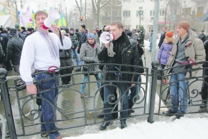 Заступник голови ”Молодого народного руху” Сергій Митрофанський (зліва направо) та його керівник Іван Крулько прикуті наручниками до паркану під Адміністрацією президента 21 січня