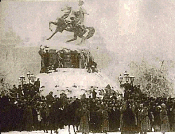 Военный парад по случаю вступления Директории в Киев на Софиевской площади 19 декабре 1918-го. Впоследствии там состоялось провозглашение Акта объединения