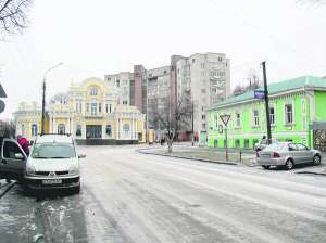 Палац одружень (прямо) на вулиці Леніна у Черкасах увійшов до п’ятірки найкрасивіших архітектурних будівель України, які декоровані підсвіткою. Художню підсвітку на фасаді встановили 2011 року