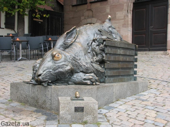 Скульптура перед зданием является ни чем иным как зайцем со знаменитого рисунка Дюрера, который сейчас хранится в Вене