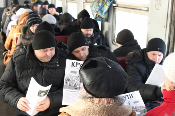 Пасажири електрички Київ - Ніжин читають газету