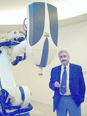 Київський онко-нейрохірург Володимир Розуменко біля кібер-ножа в центрі радіохірургії в Мюнхені, Німеччина. У радянські часи він отримав два патенти, але на них поставили гриф ”для службового користування”
