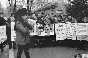 Родичі загиблих у аваріях миколаївців мітингують під стінами обласної прокуратури 23 січня. Вимагають покарати винуватців