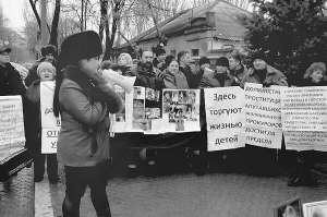 Родичі загиблих у аваріях миколаївців мітингують під стінами обласної прокуратури 23 січня. Вимагають покарати винуватців