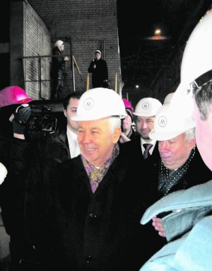 Голова Верховної Ради Володимир Рибак на Донецькому металургійному заводі 25 січня. Він уперше на цій посаді приїхав на батьківщину. Три десятки працівників зустрічалися зі спікером у холодному цеху