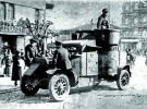 Більшовицький панцерник – броньований автомобіль – на столичній вулиці. За словами Михайла Муравйова, у лютому 1918­го він мав таких чотири