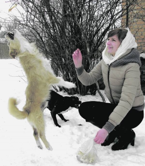 Школярка Анна Удовицька з міста Миргород на Полтавщині принесла кістки та шматки котлет із дитячого садка. Ними годує бродячих собак біля залізничного вокзалу