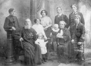 Письменниця Лада Лузіна може розповісти про кожного зі своїх родичів на цьому знімку 100-річної давнини