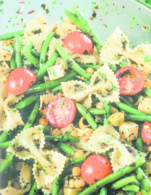 Салат ”із бантиками” готують із фігурних макаронів, вареної стручкової квасолі, помідорів. Заправляють соусом з оливкової олії з прянощами