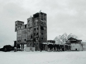 Закрита сім років тому шахта ”Бендюзька” неподалік міста Червоноград у Львівській області. Усе цінне з неї вивезли, зі слів тамтешніх охоронців. Однак туди ще приходять цигани — шукають метал, і селяни — збирають відрами вугілля
