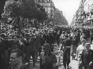 Немецких военнопленных ведут по улицам Парижа