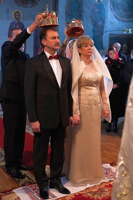 Для венчания Ирина Попова выбрала длинное кремовое платье и фату