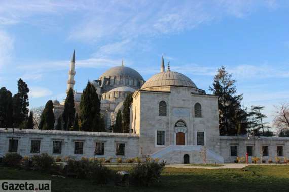 Во дворе мечети находится кладбище. В двух соседних мавзолеях покоится султан Сулейман и Роксолана