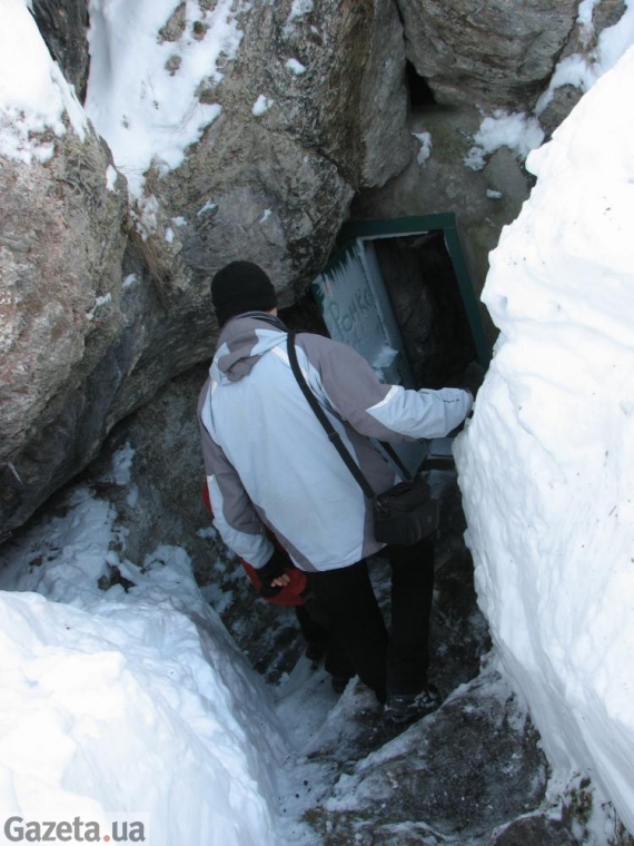 Вход в Вертебы низкий и находится в углублении, чем отличает Вертебу от других пещер Тернопольщины