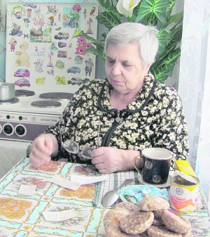 Записки з надбавками до пенсії харків’янка Анна Скебенко почала збирати торік, коли гроші принесла нова поштарка. Папірці зберігає в шухляді