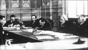 Дмитро Менделєєв (праворуч) екзаменує випускників Київської політехніки. Січень 1903 року 