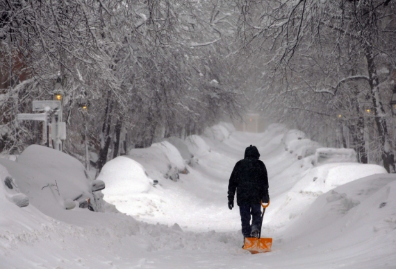 В штате Массачусетс водителям приходится выкапывать из снега собственные авто