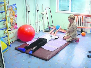 Одесит Максим Коломійченко під наглядом матері робить вправи для координації рухів. Після інсульту відновлюватиметься два роки