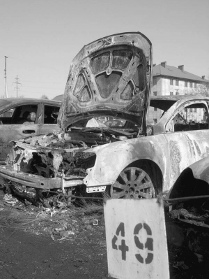 3 квітня 2009 року на автостоянці в Ужгороді спалили ”Фольксваґен Пассат” працівника правоохоронних органів. Вогонь зіпсував ще п’ять сусідніх машин