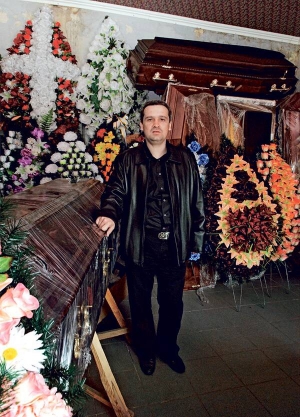 Олександр ГОРЖИЙ
39 років, ритуальний агент
Народився в Києві. Вчився на медика, юриста, але покинув навчання. Закінчив факультет ”Будівельні машини та обладнання” столичного Національного університету будівництва і архітектури. Мав фірму з виробництва й збуту натуральних олій із лікарських рослин. Із 2000 року працює у всеукраїнському ритуальному агентстві ”Реквієм”, зараз – заступник директора. Торік пережив клінічну смерть, лікарі поміняли йому клапан і аорту.
Їздить автівкою Renault. Улюблена книжка ”Чингісхан” Василя Яна. Політикою не цікавиться, на вибори не ходить.
Дружина – лікар-інфекціоніст, захоплюється виготовленням іграшок зі шкіри, 9-річна донька плете з бісеру. Має хом’яка на кличку Бусінка