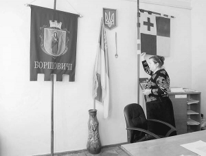 Секретар Борщовицької сільради Надія Пилипів показує герб села, який виготовили минулого року. Там зображена свята Параскевія П’ятниця, що тримає хрест і пальмову гілку — символи віри та перемоги