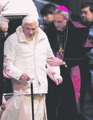 Папа Бенедикт ХVІ та його асистент під час приїзду на зустріч із семінаристами. Рим, 8 лютого 2013 року