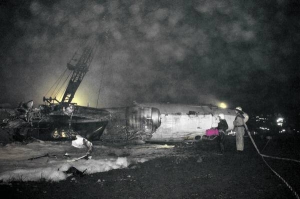 Літак Ан-24, що здійснював рейс Одеса — Донецьк, лежить перевернутий кабіною донизу неподалік аеропорту. 13 лютого в Донецьку був сильний туман