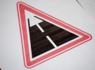Знак, предупреждающий о дороге с усовершенствованным покрытием