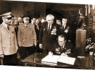 Брежнев расписывается в книге отзывов во время открытия музея Великой Отечественной войны в Киеве, 9 мая 1981 года