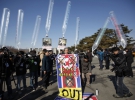 На шариках активисты отправляют соседям призыв протестовать против испытаний ядерного оружия.