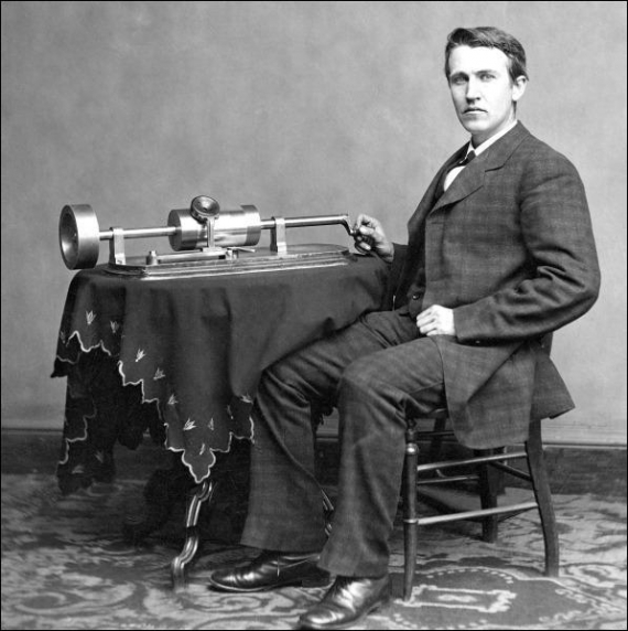 Томас Едісон з одним із перших своїх фонографів, 1877 рік