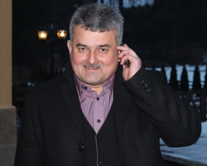 Василь Пазиняк народився у селі Завадів на Львівщині у сім'ї репресованого. Закінчив Львівський медичний університет із відзнакою. Працював асистентом кафедри дитячої хірургії Львівського медичного університету, яка знаходиться на базі ОХМАТДИТу.
На останніх парламентських виборах потрапив до Верховної Ради з Яворівського мажоритарного округу. Його конкурентом був мільйонер, самовисуванець Тарас Козак. Пазиняк набрав 66 тисяч голосів — найбільше по всій Україні з представників "Батьківщини". Козак відстав на 23 тисячі голосів.
- Власного житла не маю, винаймаю квартиру у Львові, - запевняє. - Зараз зробив перший внесок у новобудову. Автомобіля теж не маю.
Розлучений. Задекларував за 2011 рік 50 тис. доходу із заробітної плати.