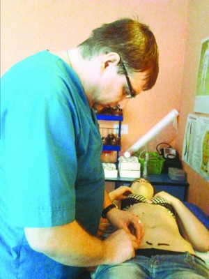 Вінницький гірудотерапевт Віктор Мельник ставить п’явки на низ живота пацієнтці. Вона прийшла лікувати гінекологічну недугу