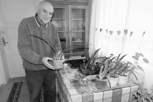 Поляк Едмунд Вробель вирощує вазони і розсаду у своєму будинку в селищі Чинадійово на Закарпатті. Сюди приїхав 2005 року з колишньою дружиною Анною Григорівною. 
Має американське і польське громадянство