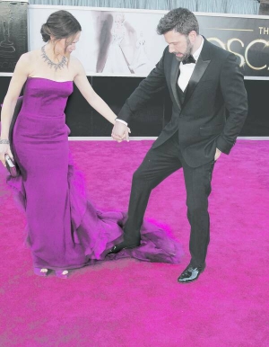 Голлівудський актор і режисер Бен Аффлек наступив на шлейф сукні своєї дружини Дженніфер Ґарнер перед церемонією ”Оскара” 24 лютого