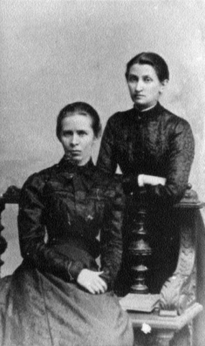 Леся Украинка (слева) и Ольга Кобылянская (справа). Черновцы, 1901 год