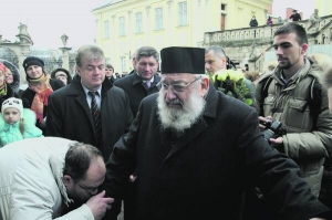 Вірянин цілує руку кардинала Любомира Гузара, коли той прямує до митрополичих палат після літургії з нагоди власного ювілею у львівському соборі святого Юра