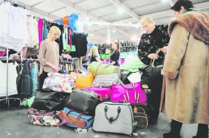 Жіночі сумки італійської фірми ”Італіавогс” розпродають по 299 гривень на виставці ”Київ фешн” у столиці. У фірмових бутиках — на 200 гривень дорожче