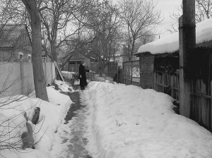 Вінничанка Наталія Кобевник іде стежкою до своєї хати провулком Глінки. До двору немає жодного під’їзду