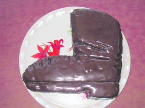 Бісквіт під шоколадною глазур’ю у формі чобота спекла на 23 лютого черкащанка Катерина Лучій. Зробить такий самий у формі серця до 8 Березня
