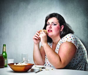 Від переїдання часто виникає ожиріння і зростає ризик захворіти на діабет. Лікарі радять підтримувати нормальну вагу