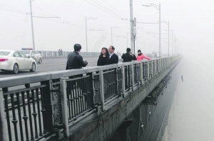 Китайський фотокореспондент випадково зняв самогубство. На фото видно людину, що падає з мосту. За 10 хвилин до того репортер бачив молоду пару, що курила, спершись на поручні